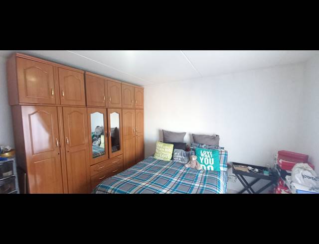2 BEDROOM FLAT FOR SALE IN WOODHURST